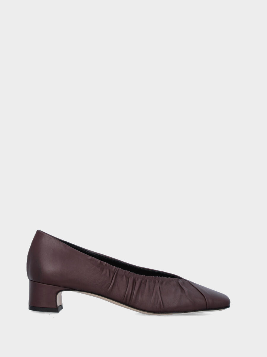 Décolleté in nappa bordeaux con punta quadrata e scollo a V