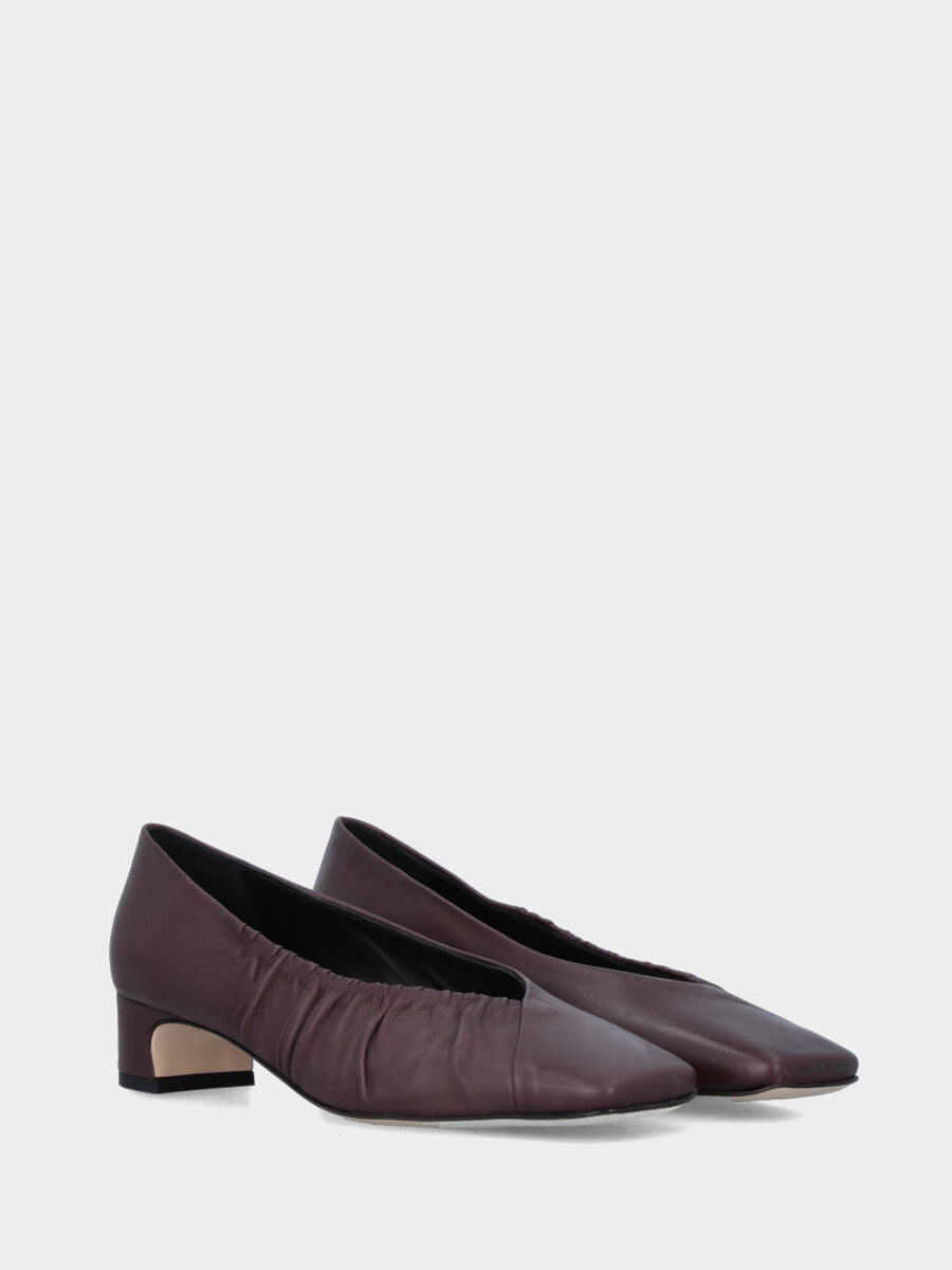 Décolleté in nappa bordeaux con punta quadrata e scollo a V