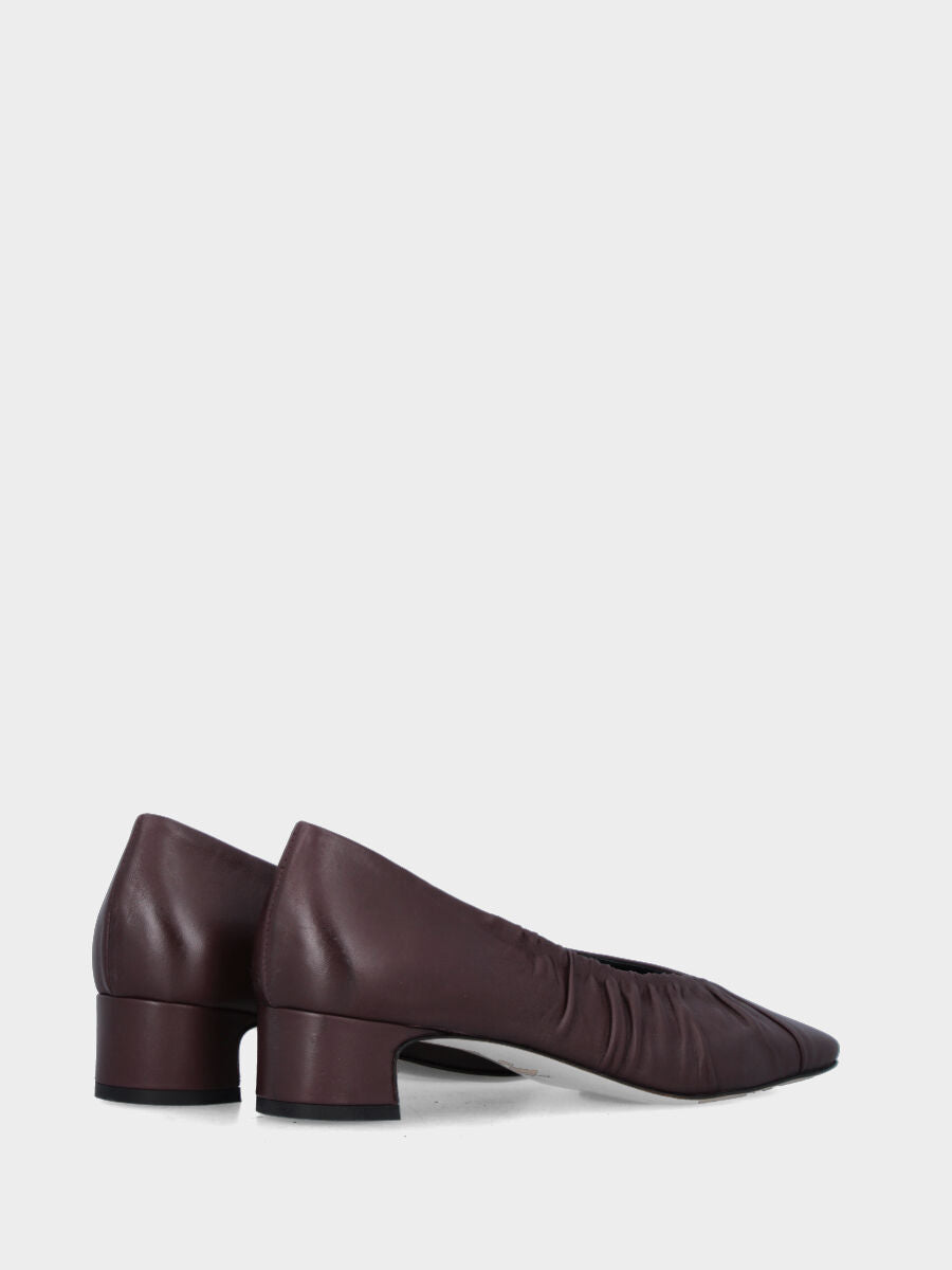 Décolleté in nappa bordeaux con punta quadrata e scollo a V