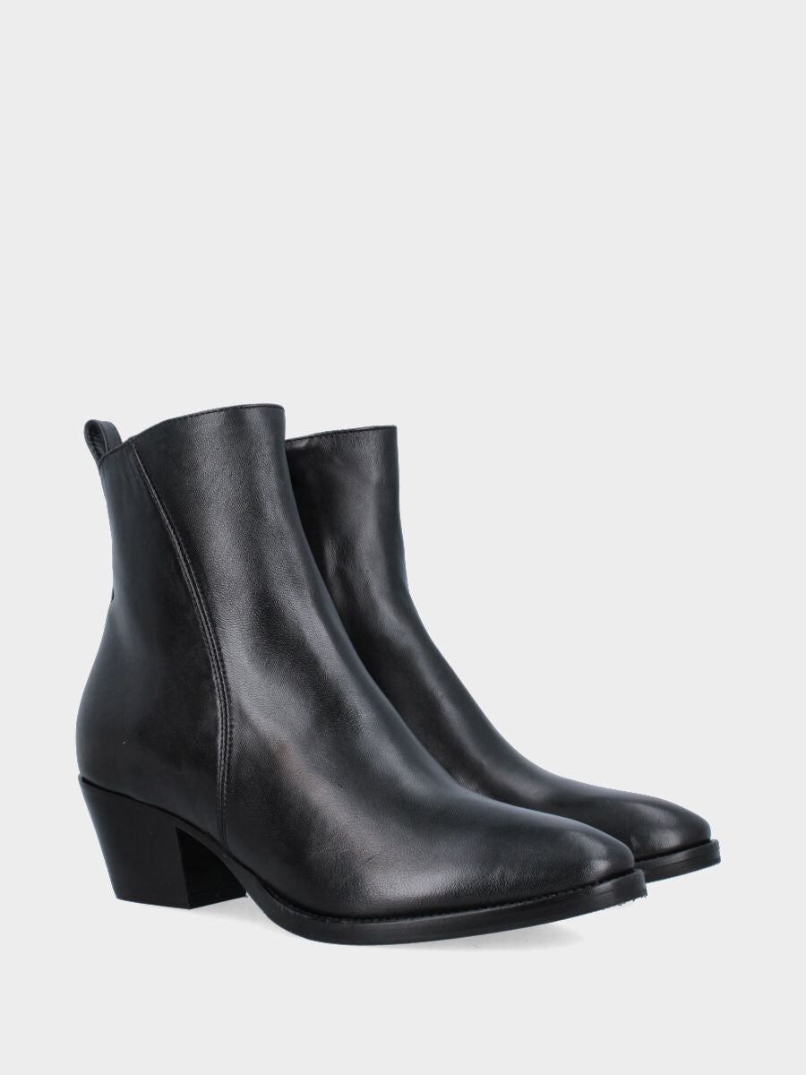 Stivaletto in nappa nera con tacco monoblocco