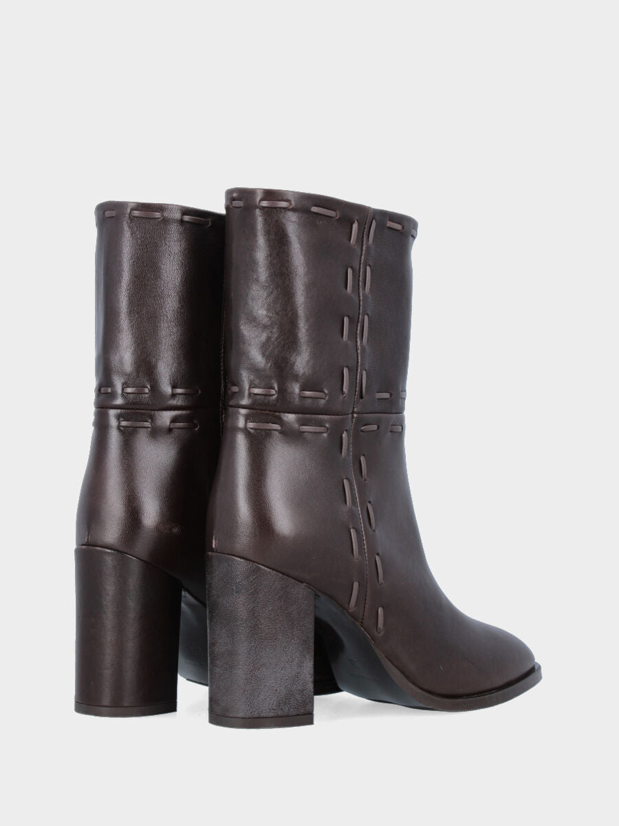 Stivale in nappa testa di moro con infilature a croce sul gambale