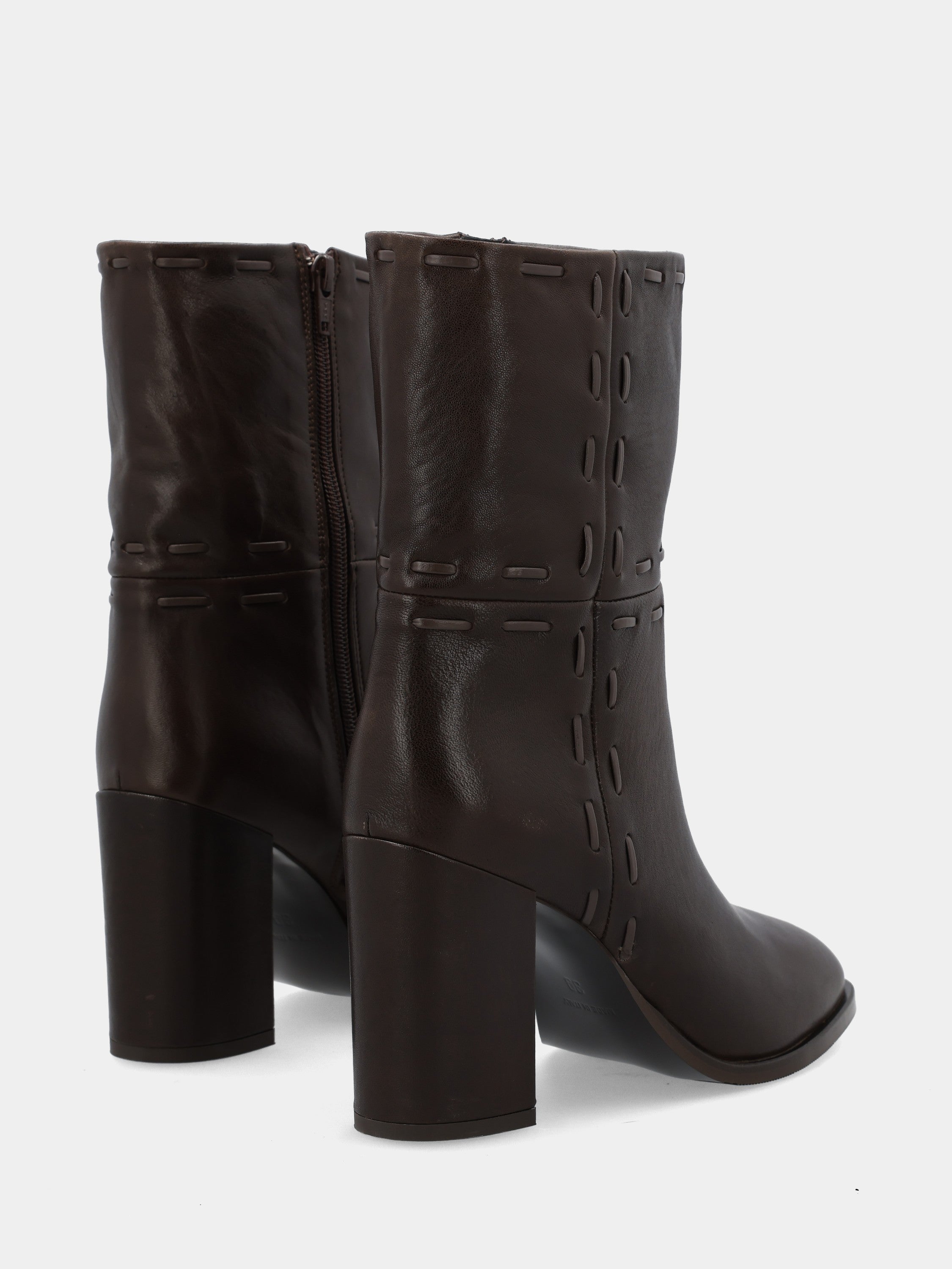 Sandalo monoblocco in vitello rosso con fascia ripiegata