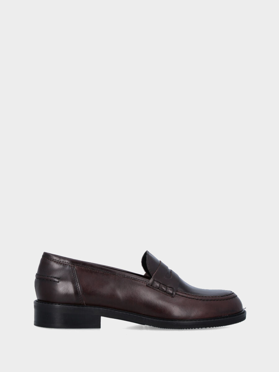 Sandalo monoblocco in vitello rosso con fascia ripiegata