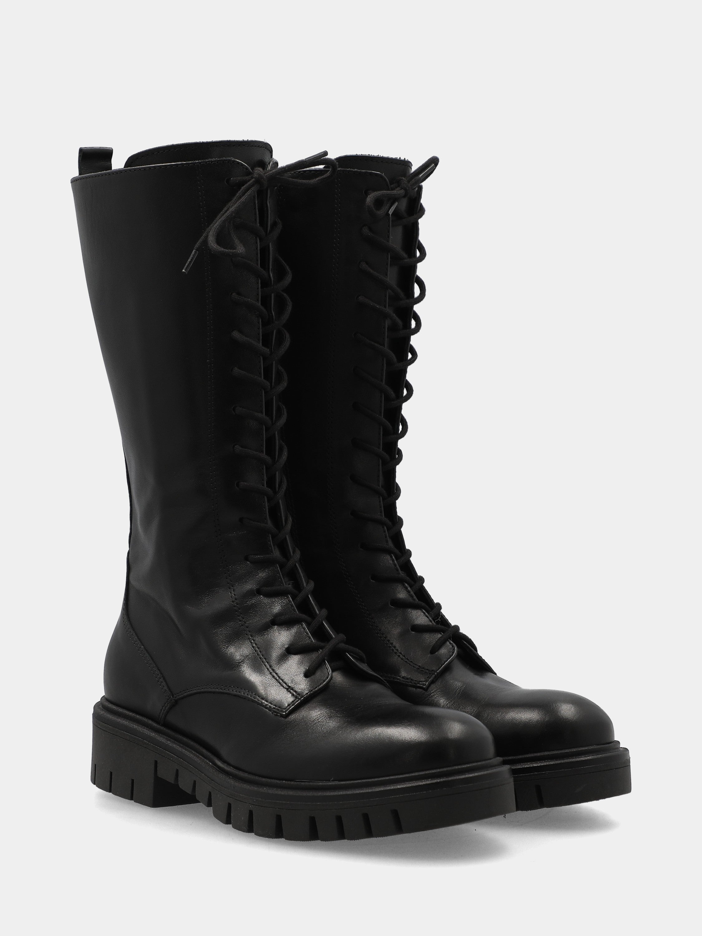 Anfibio in vitello nero con gambale a 3/4 e suola a carrarmato flessibile