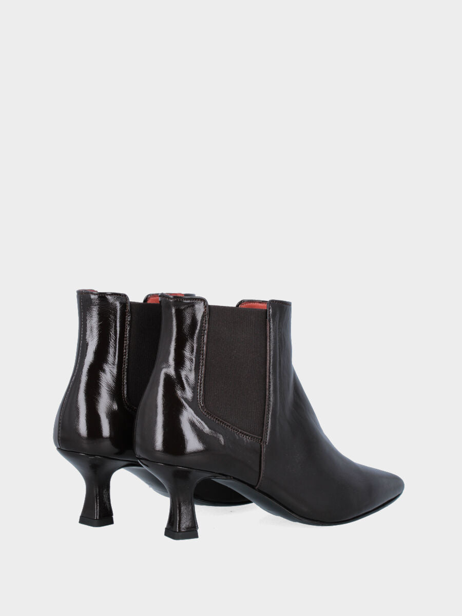 Sandalo monoblocco in vitello rosso con fascia ripiegata