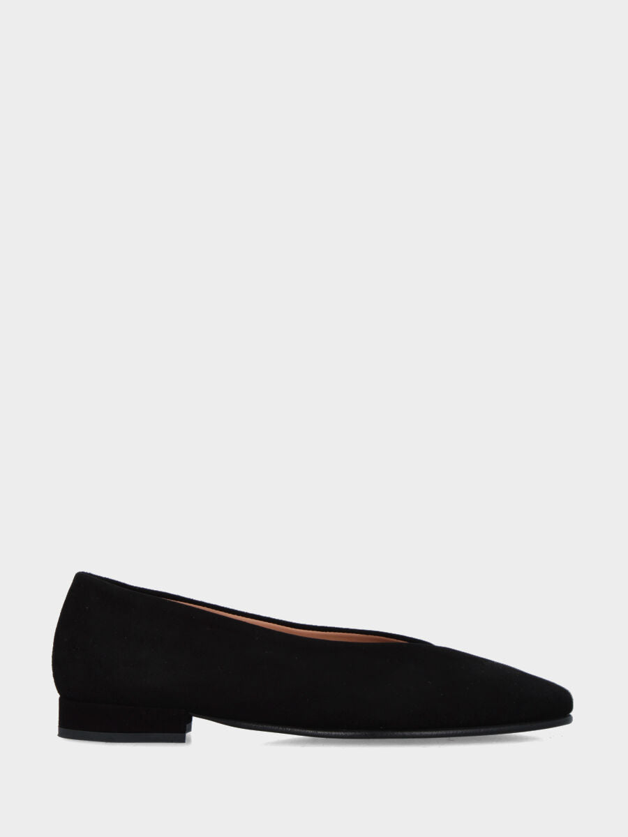 Décolleté in camoscio nero con punta quadrata e scollo a V