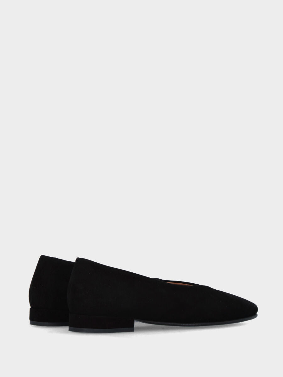 Décolleté in camoscio nero con punta quadrata e scollo a V