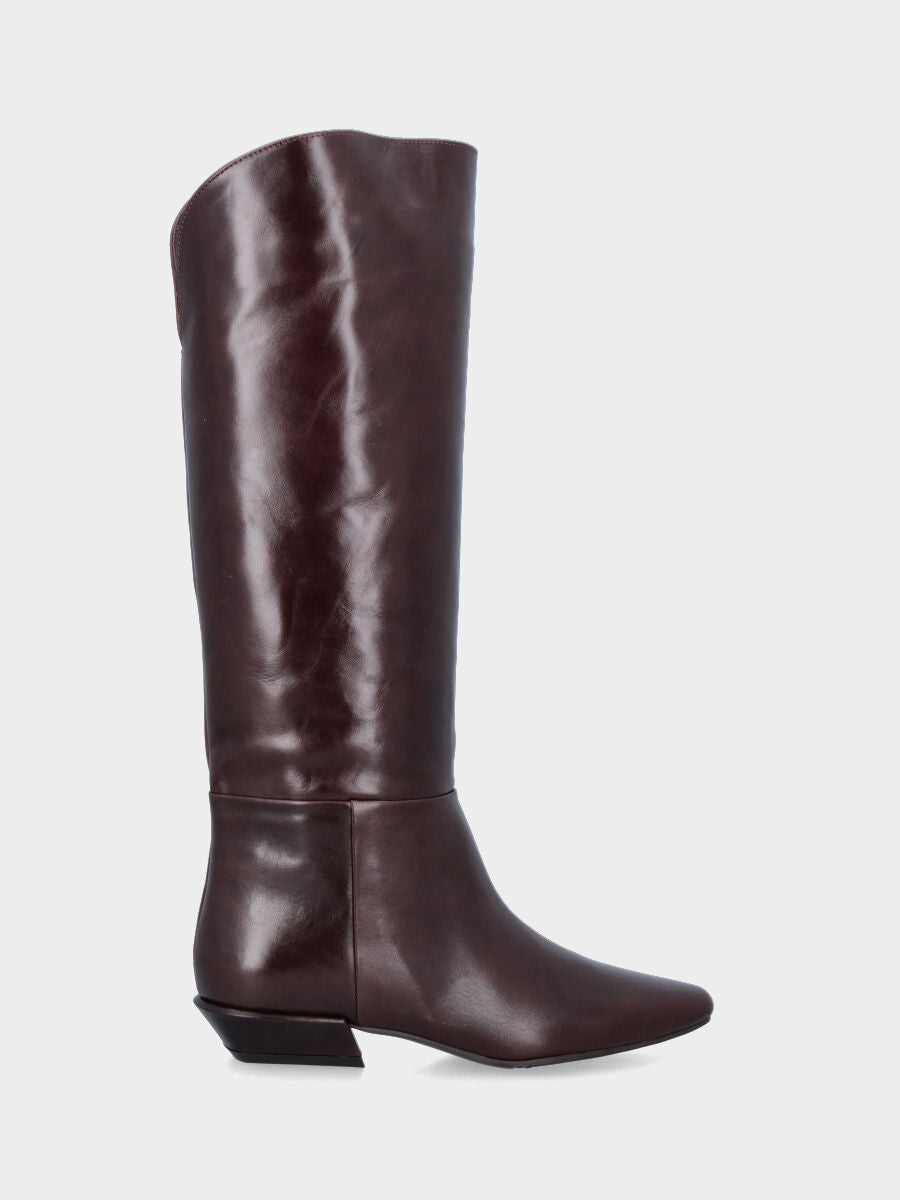 Sandalo monoblocco in vitello rosso con fascia ripiegata