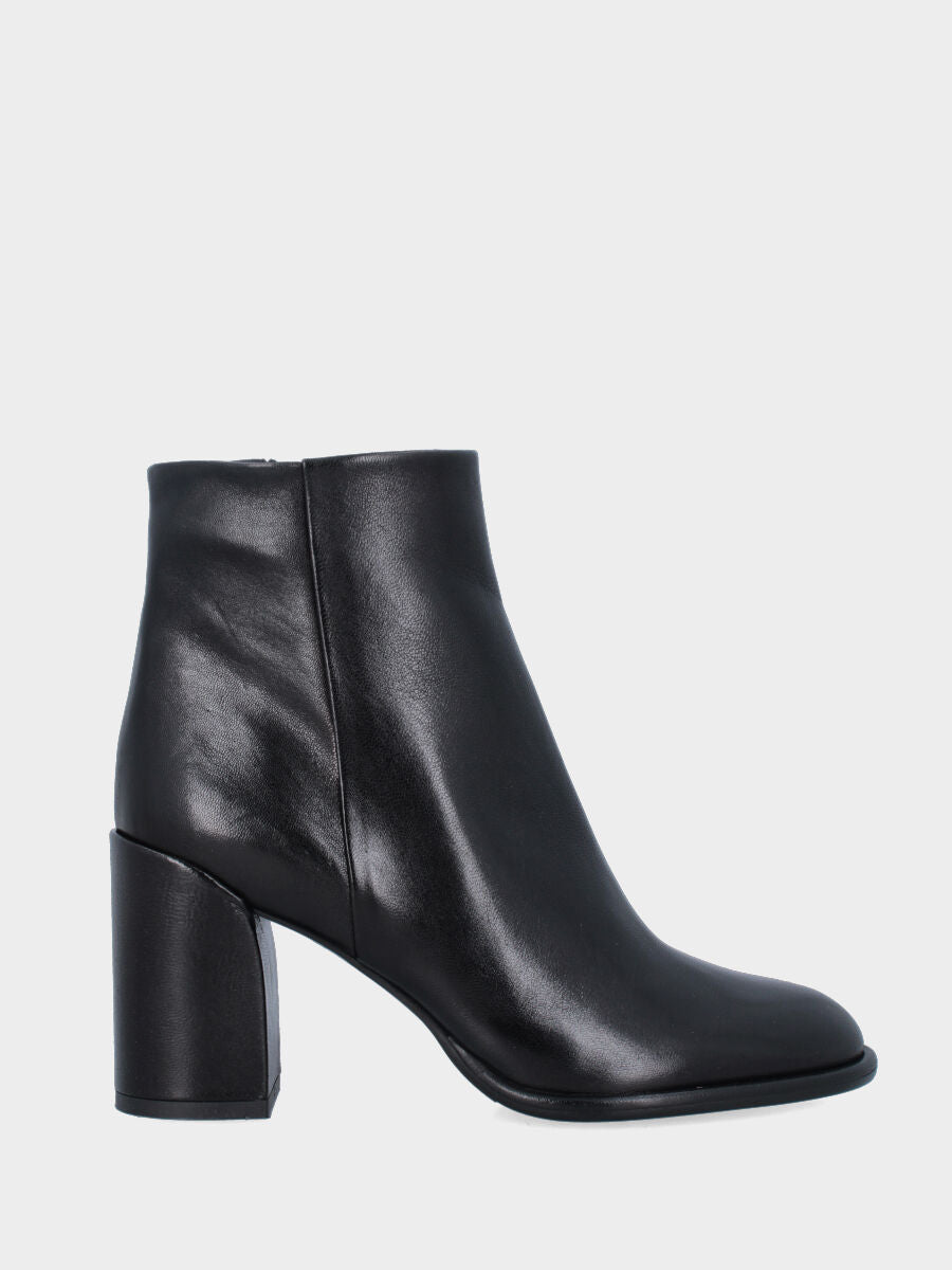 Stivaletto in nappa nera con plateau e tacco a blocco