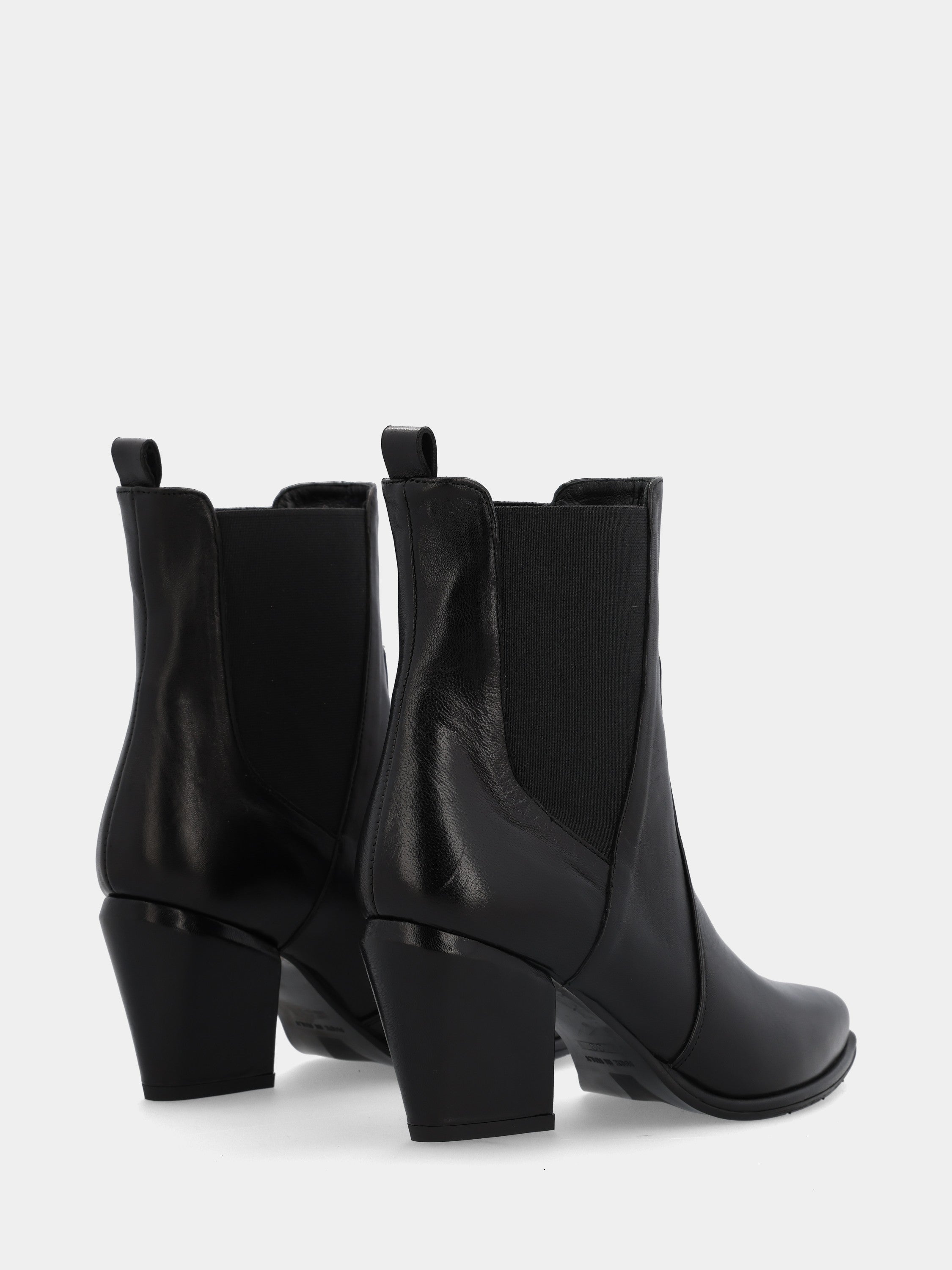 Sandalo monoblocco in vitello rosso con fascia ripiegata