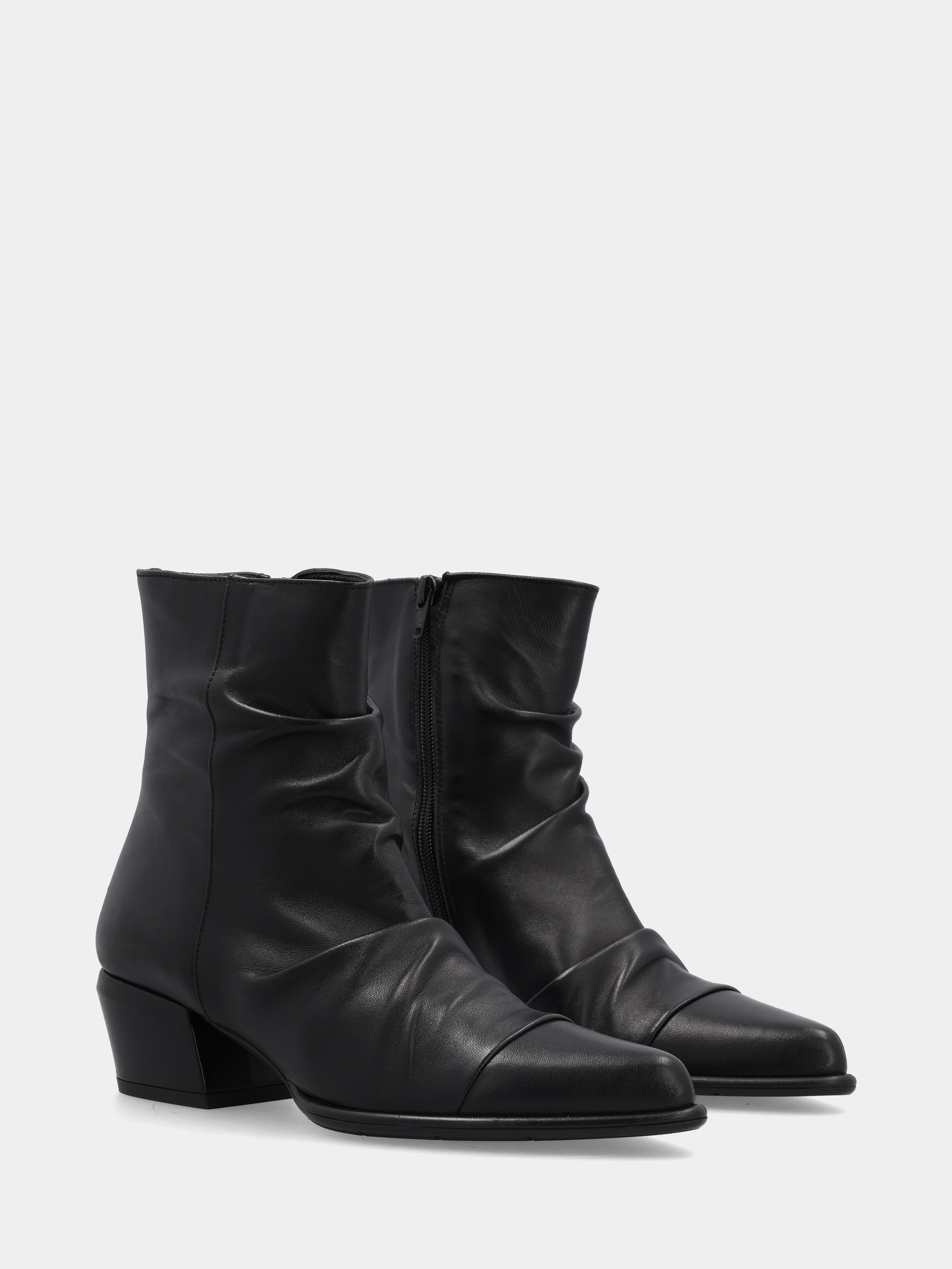 Sandalo monoblocco in vitello rosso con fascia ripiegata