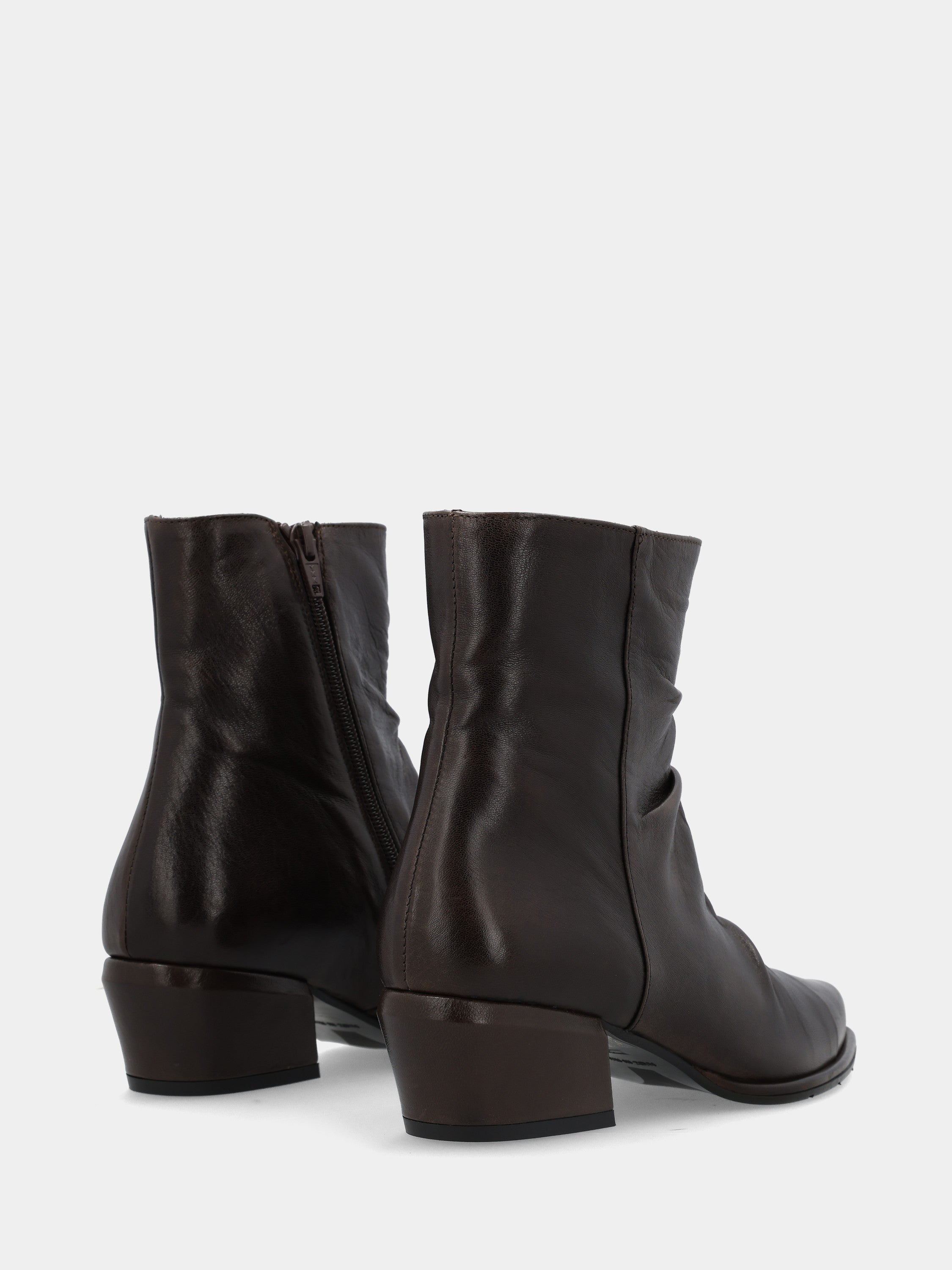 Sandalo monoblocco in vitello rosso con fascia ripiegata