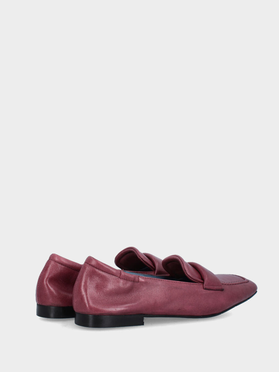 Mocassino in nappa bordeaux con punta quadrata e cucitura a sacchetto