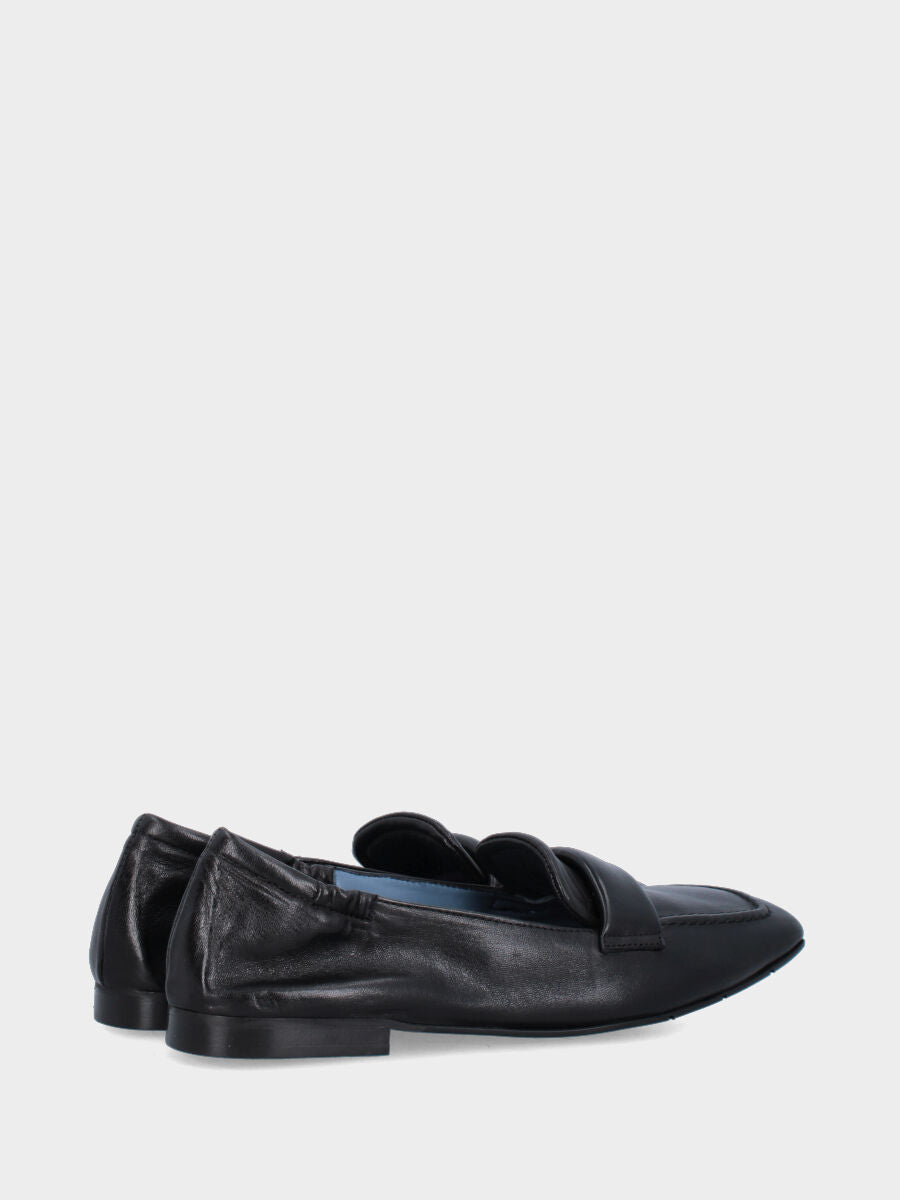 Mocassino in nappa nera con punta quadrata e cucitura a sacchetto