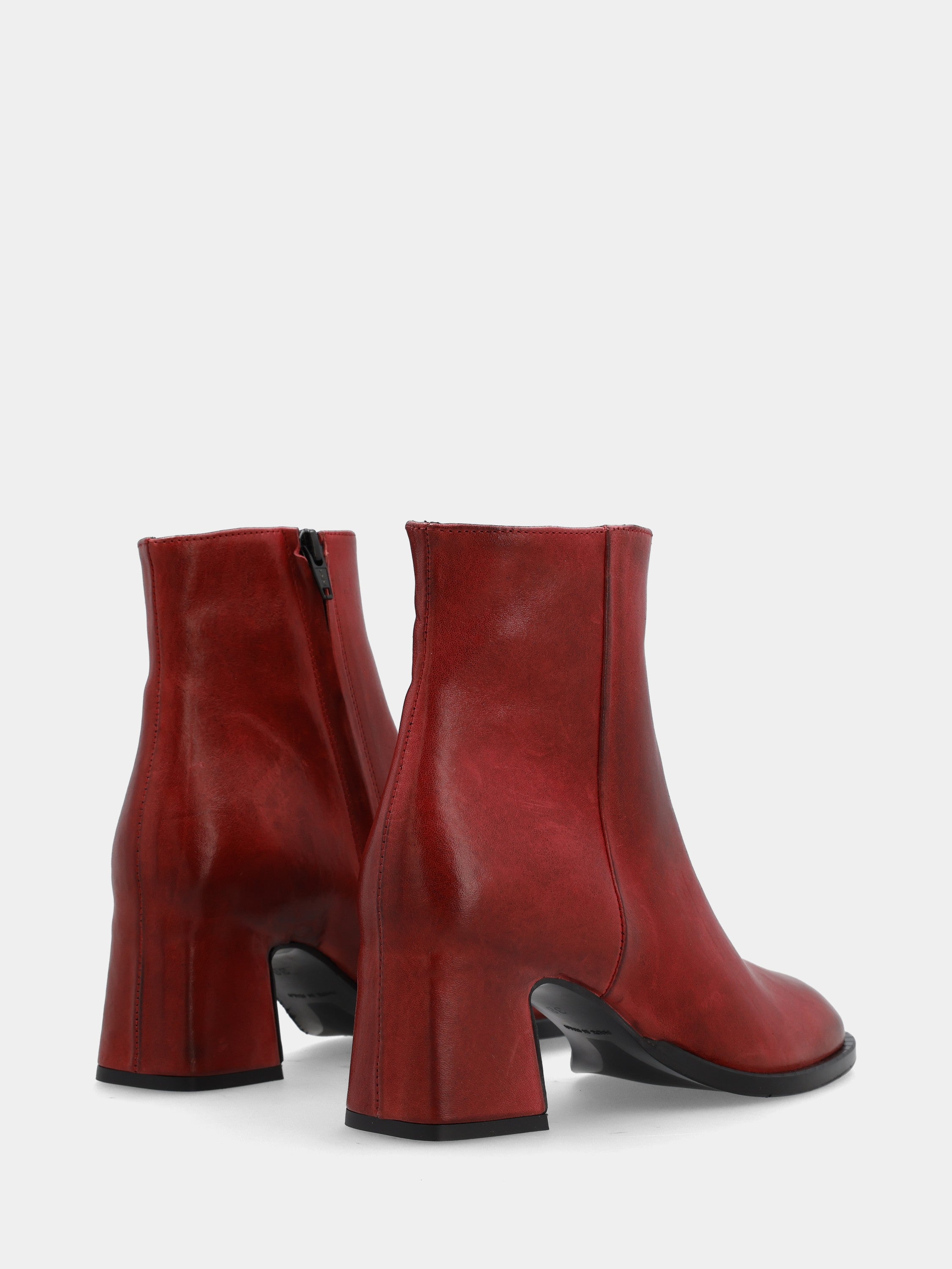 Sandalo monoblocco in vitello rosso con fascia ripiegata