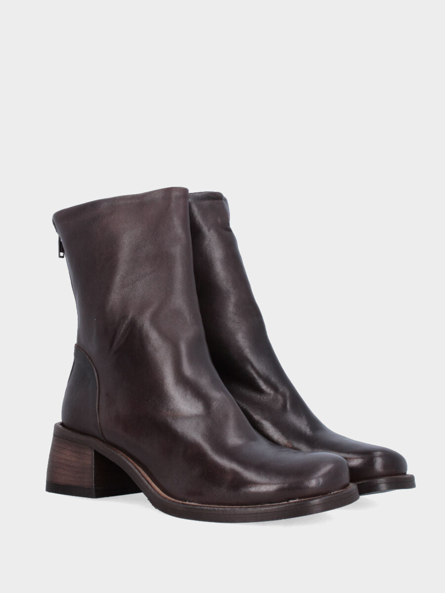 Sandalo monoblocco in vitello rosso con fascia ripiegata