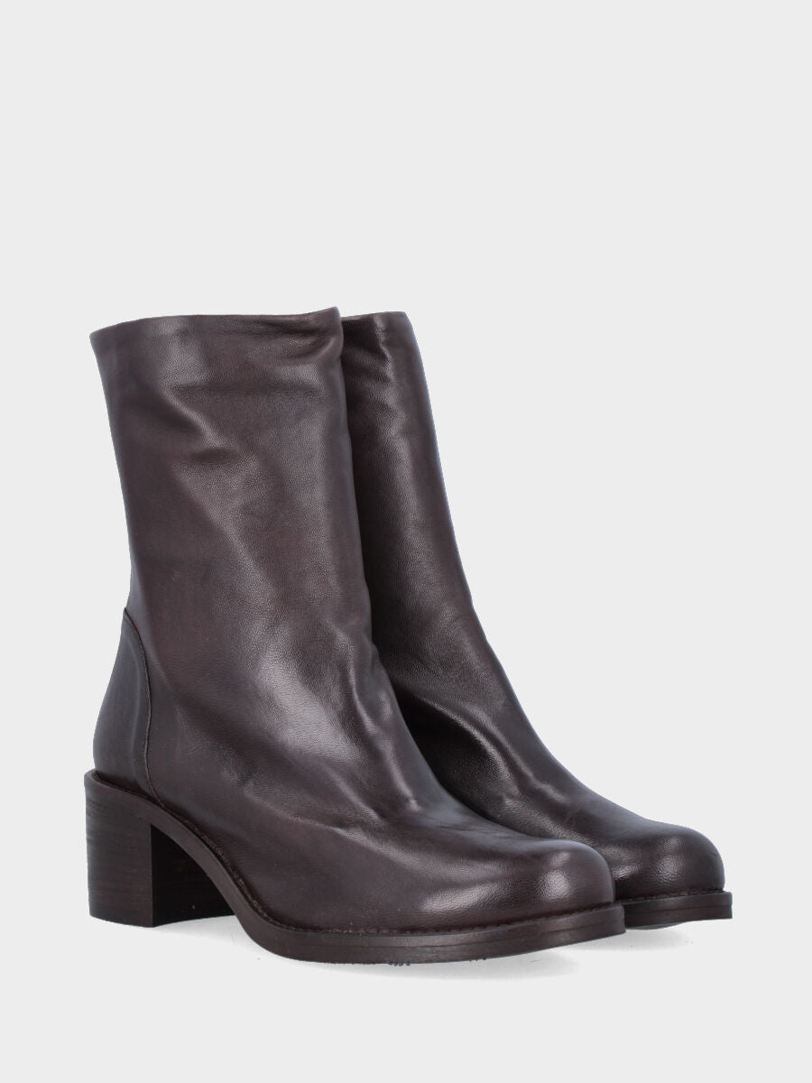 Sandalo monoblocco in vitello rosso con fascia ripiegata