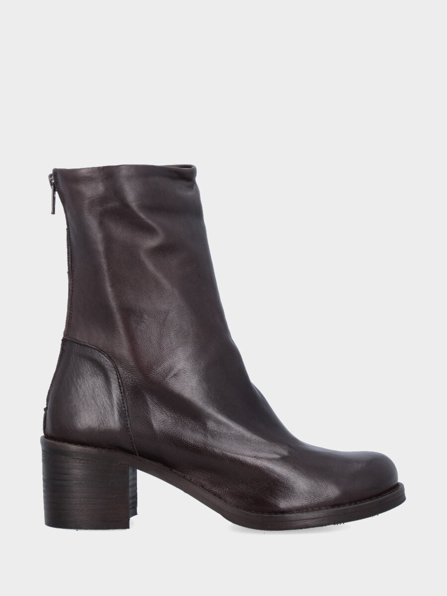Sandalo monoblocco in vitello rosso con fascia ripiegata