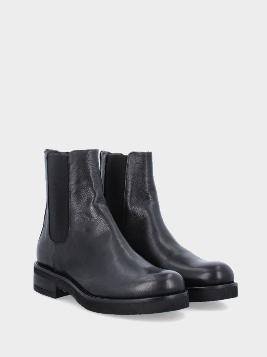 Beatles in vitello nero con tacco basso monoblocco