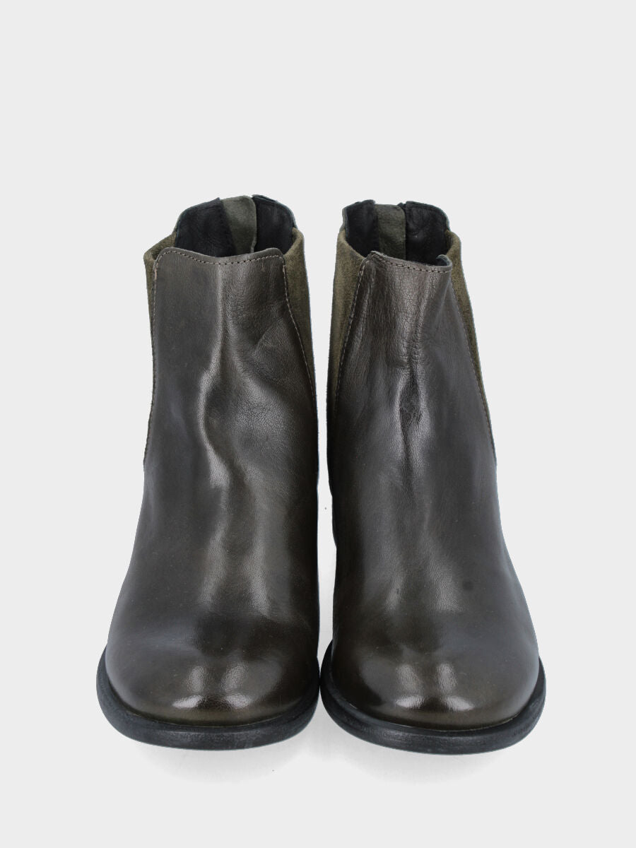 Sandalo monoblocco in vitello rosso con fascia ripiegata