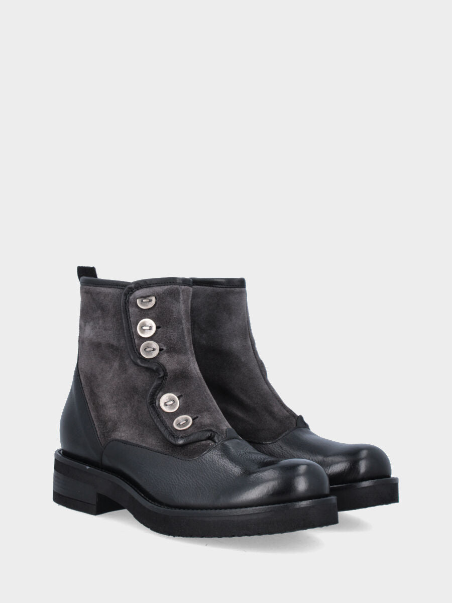 Polacchino in vitello nero con bottoni metallici e cerniera laterale