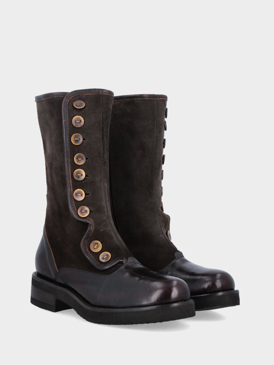 Stivale in vitello testa di moro con bottoni metallici e tacco basso