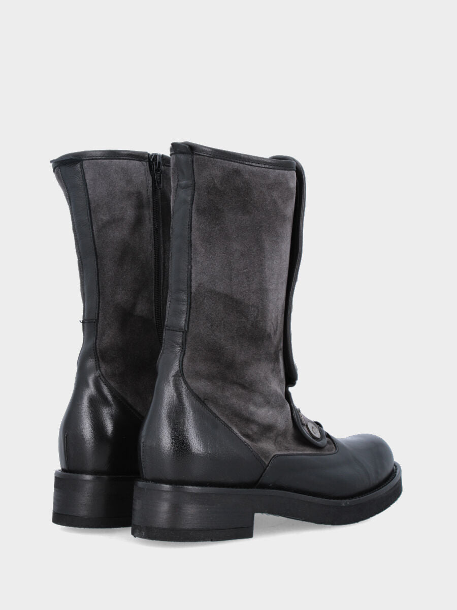 Stivale in vitello nero con bottoni metallici e tacco basso