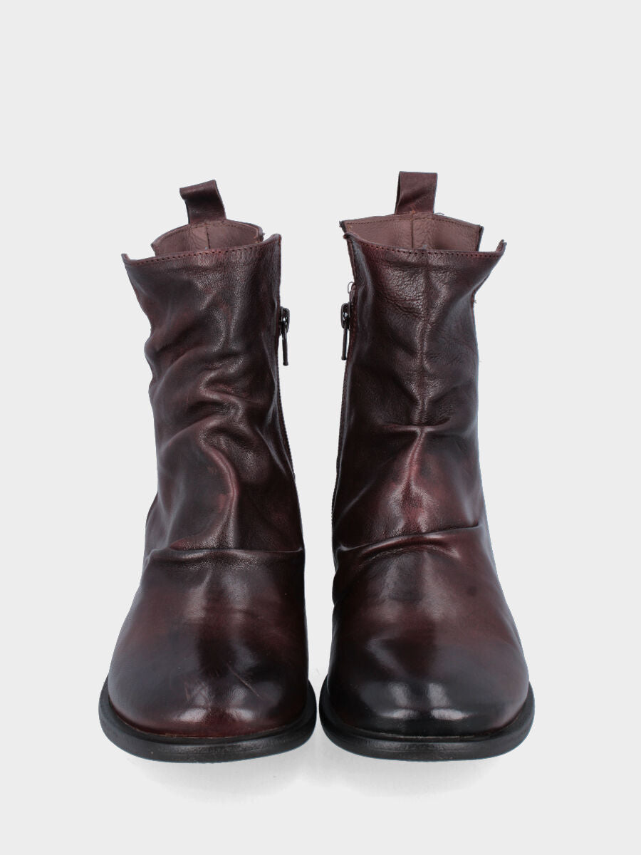 Sandalo monoblocco in vitello rosso con fascia ripiegata