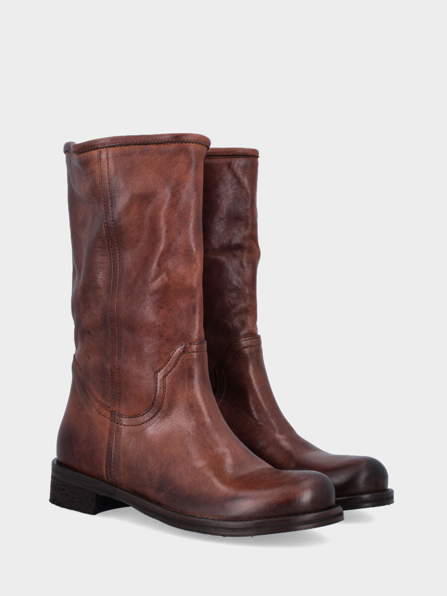 Stivaletto 3/4 in vitello color cuoio con tacco basso e punta tonda