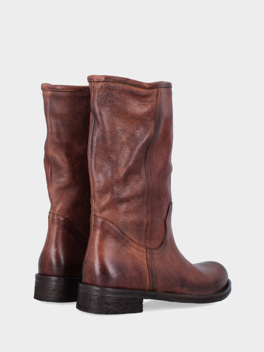 Stivaletto 3/4 in vitello color cuoio con tacco basso e punta tonda