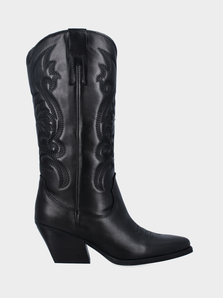 Camperos in vitello nero con impunture tono su tono e tacco medio