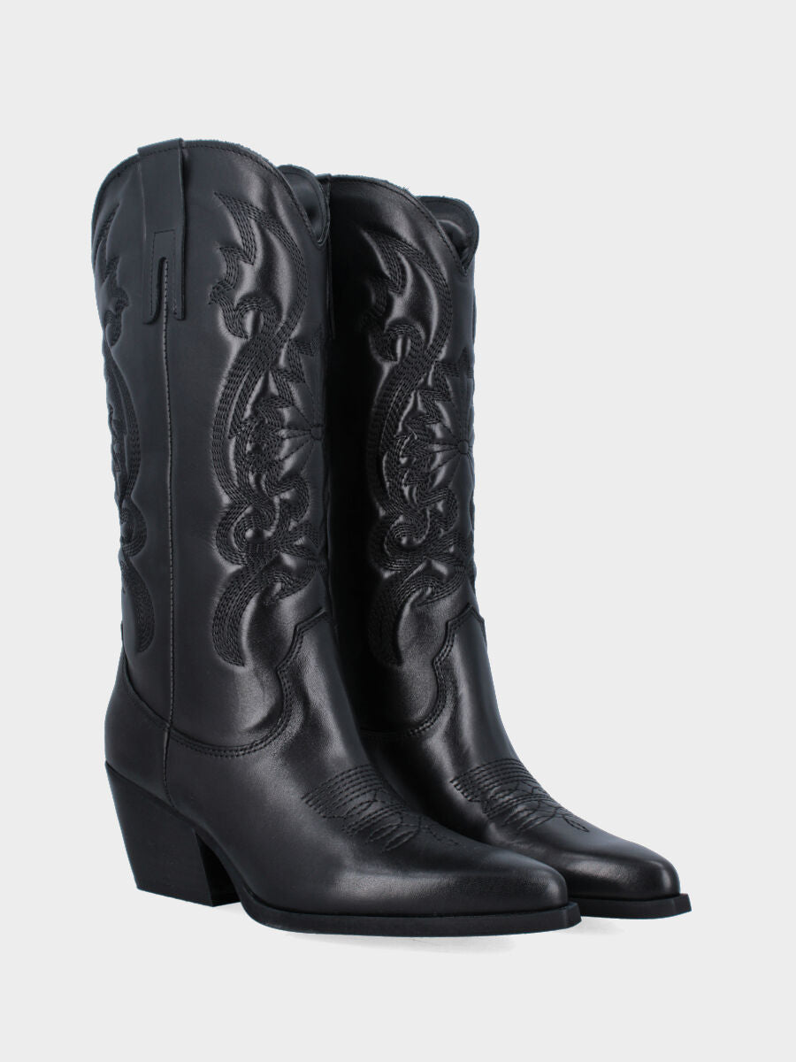 Camperos in vitello nero con impunture tono su tono e tacco medio