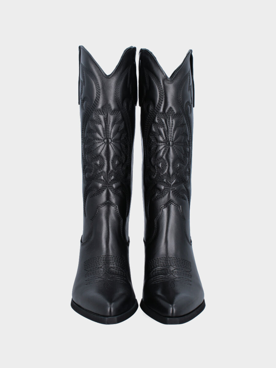 Camperos in vitello nero con impunture tono su tono e tacco medio