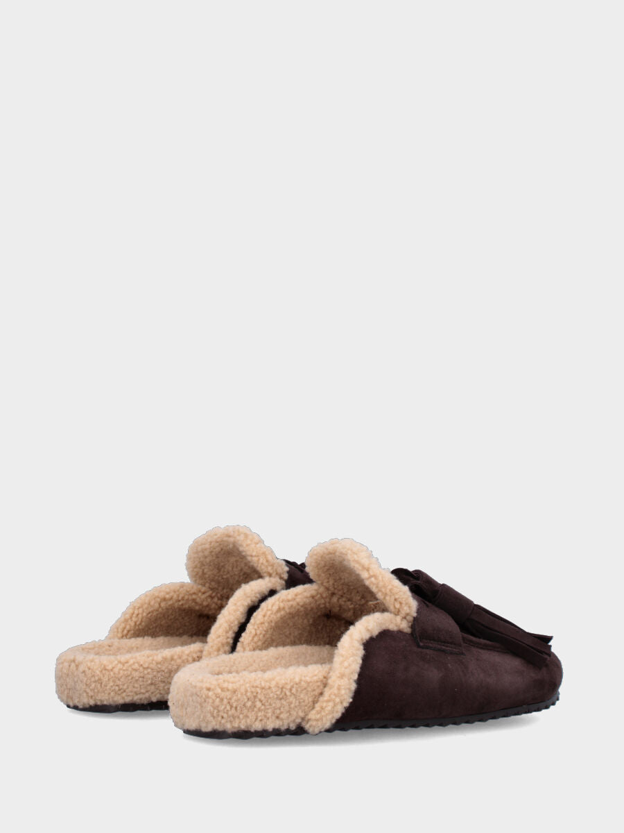 Sabot in camoscio testa di moro con nappine e fodera in lana