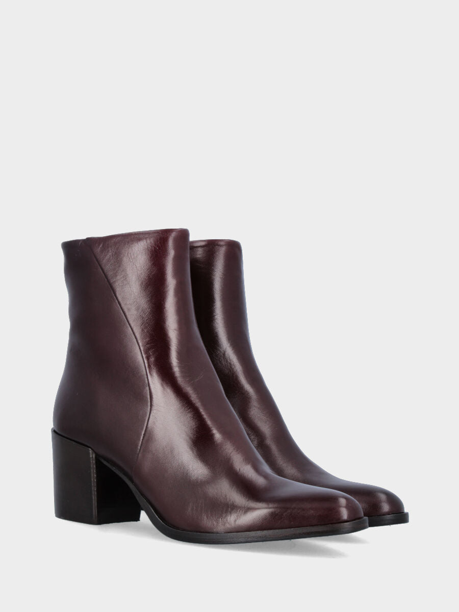 Sandalo monoblocco in vitello rosso con fascia ripiegata