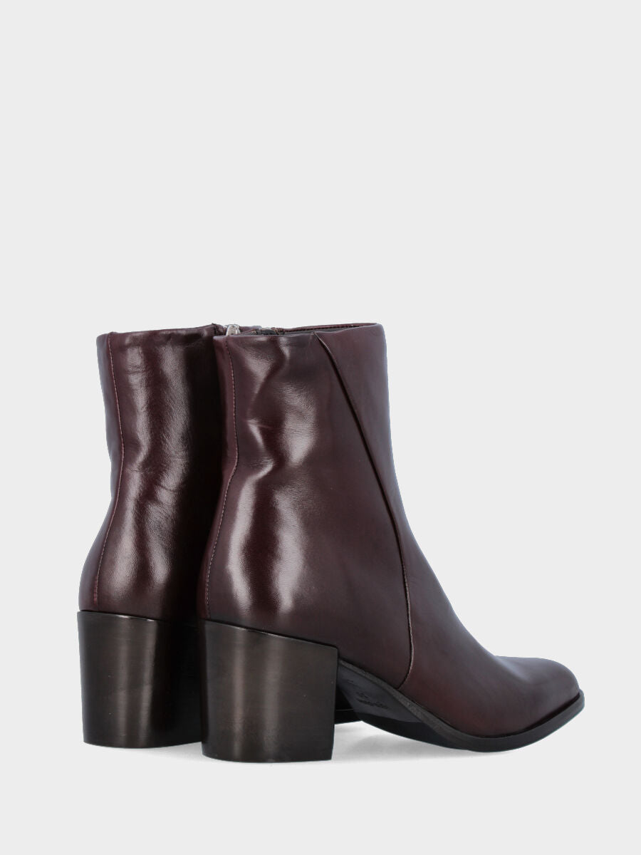 Sandalo monoblocco in vitello rosso con fascia ripiegata