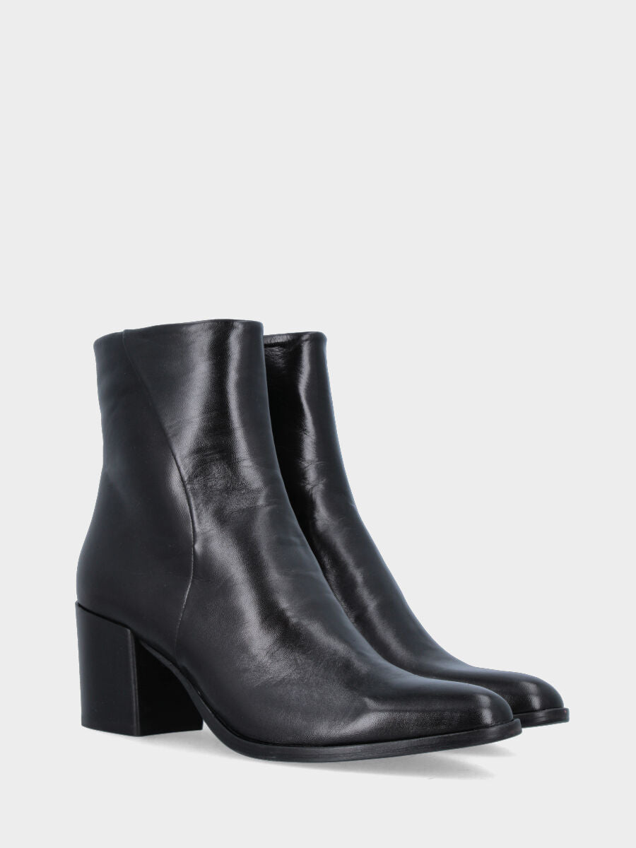 Sandalo monoblocco in vitello rosso con fascia ripiegata