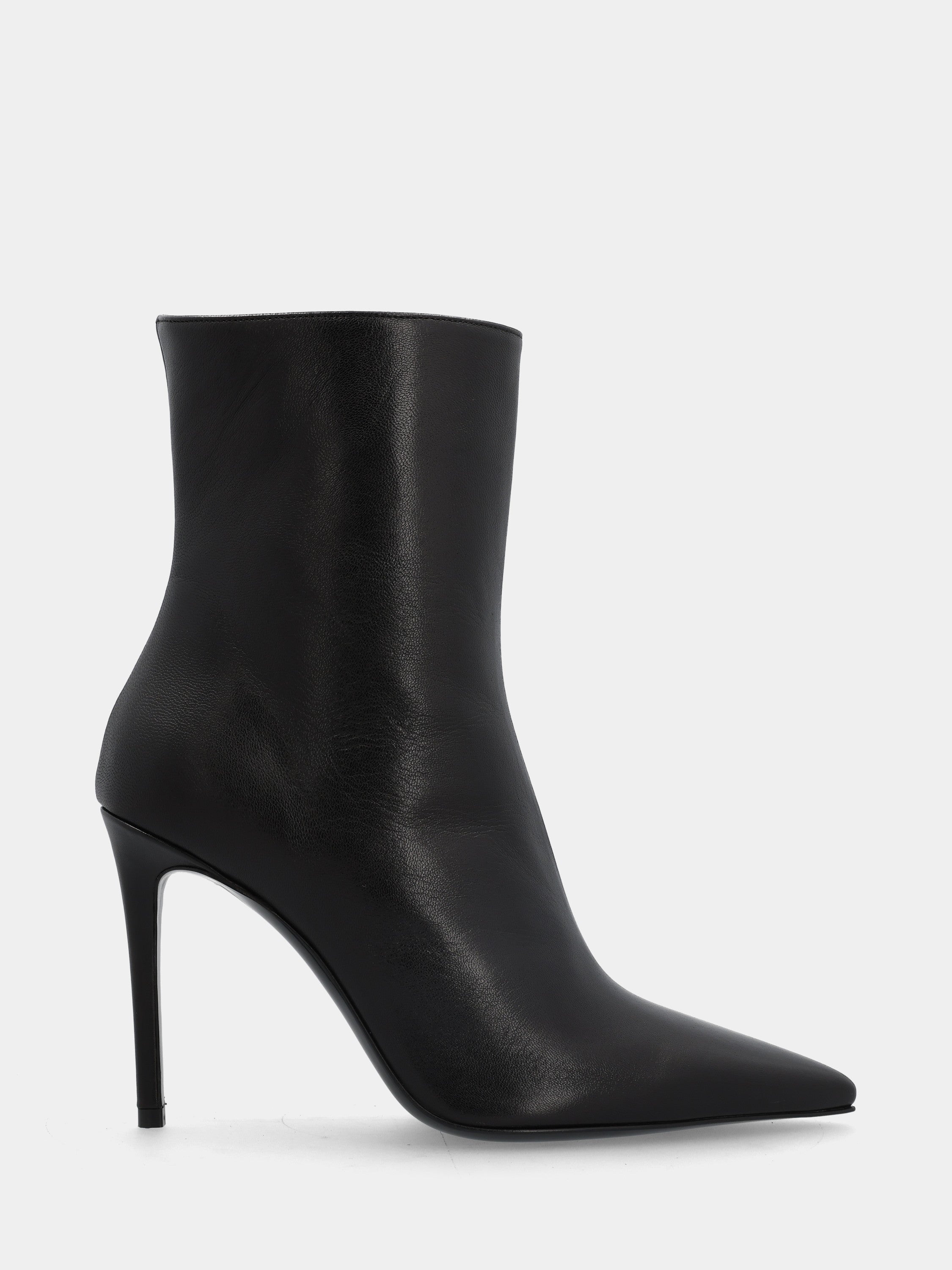 Stivaletto in nappa nero con tacco stiletto 100mm a coda e punta sfilata