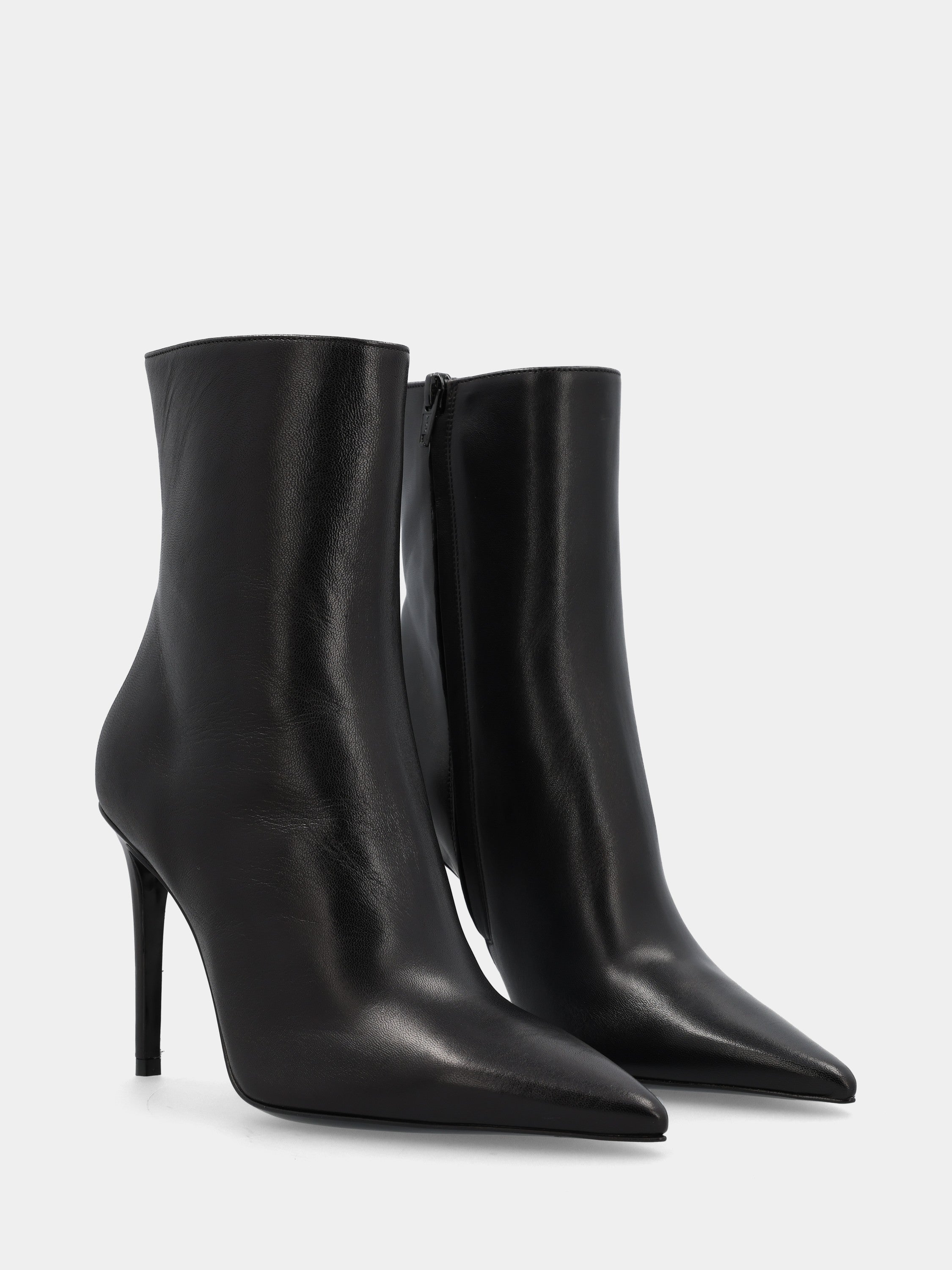 Stivaletto in nappa nero con tacco stiletto 100mm a coda e punta sfilata