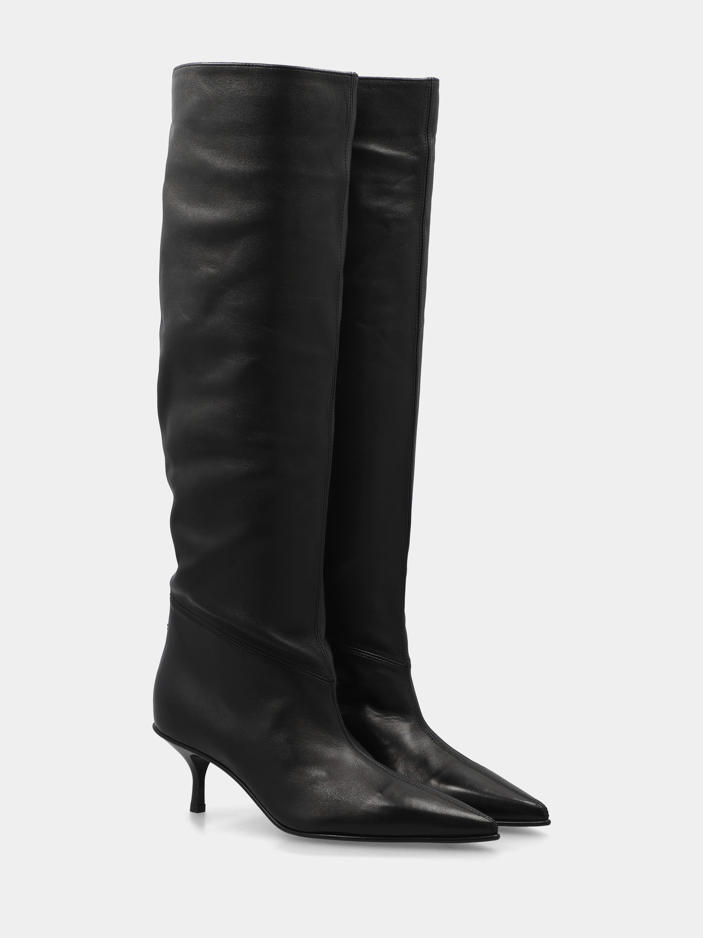 Botte haute en nappa noire avec bout effilé et talon en forme de calice