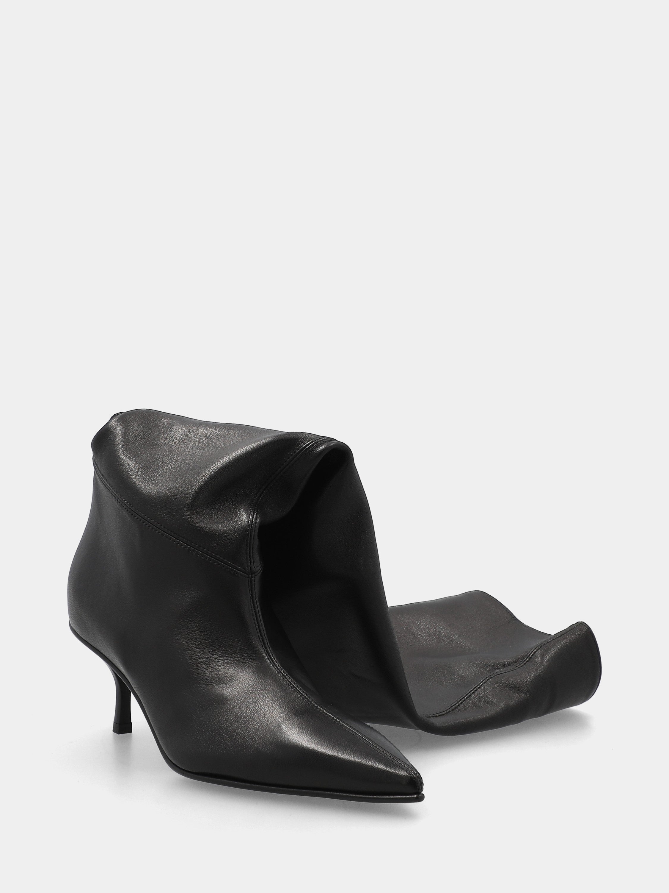 Botte haute en nappa noire avec bout effilé et talon en forme de calice