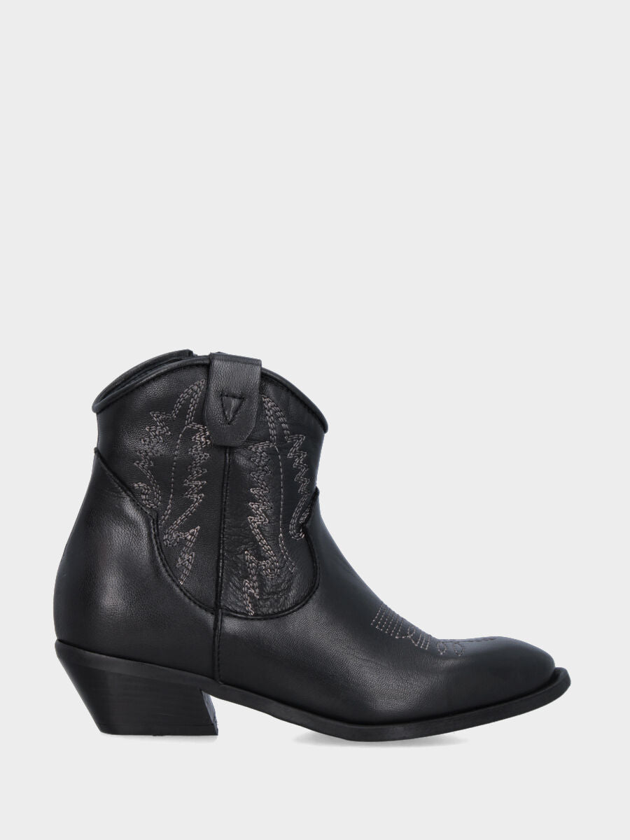Stivaletto camperos in vitello nero on ricami artigianali