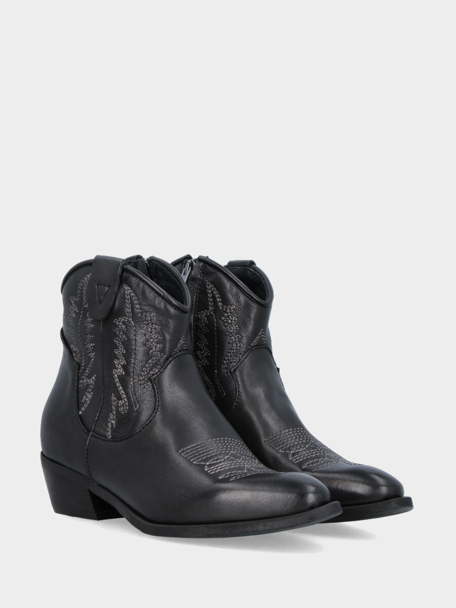 Stivaletto camperos in vitello nero on ricami artigianali