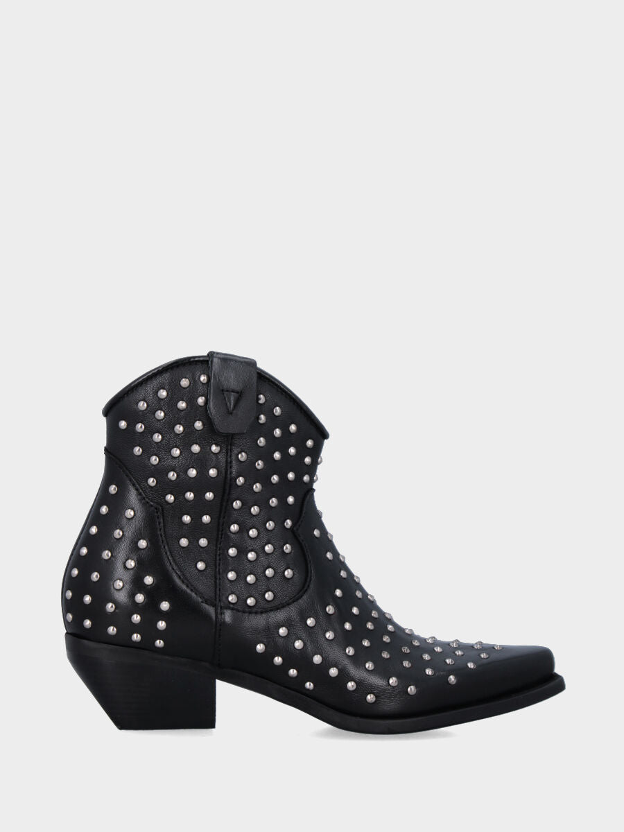 Stivaletto camperos in vitello nero con borchiette metalliche