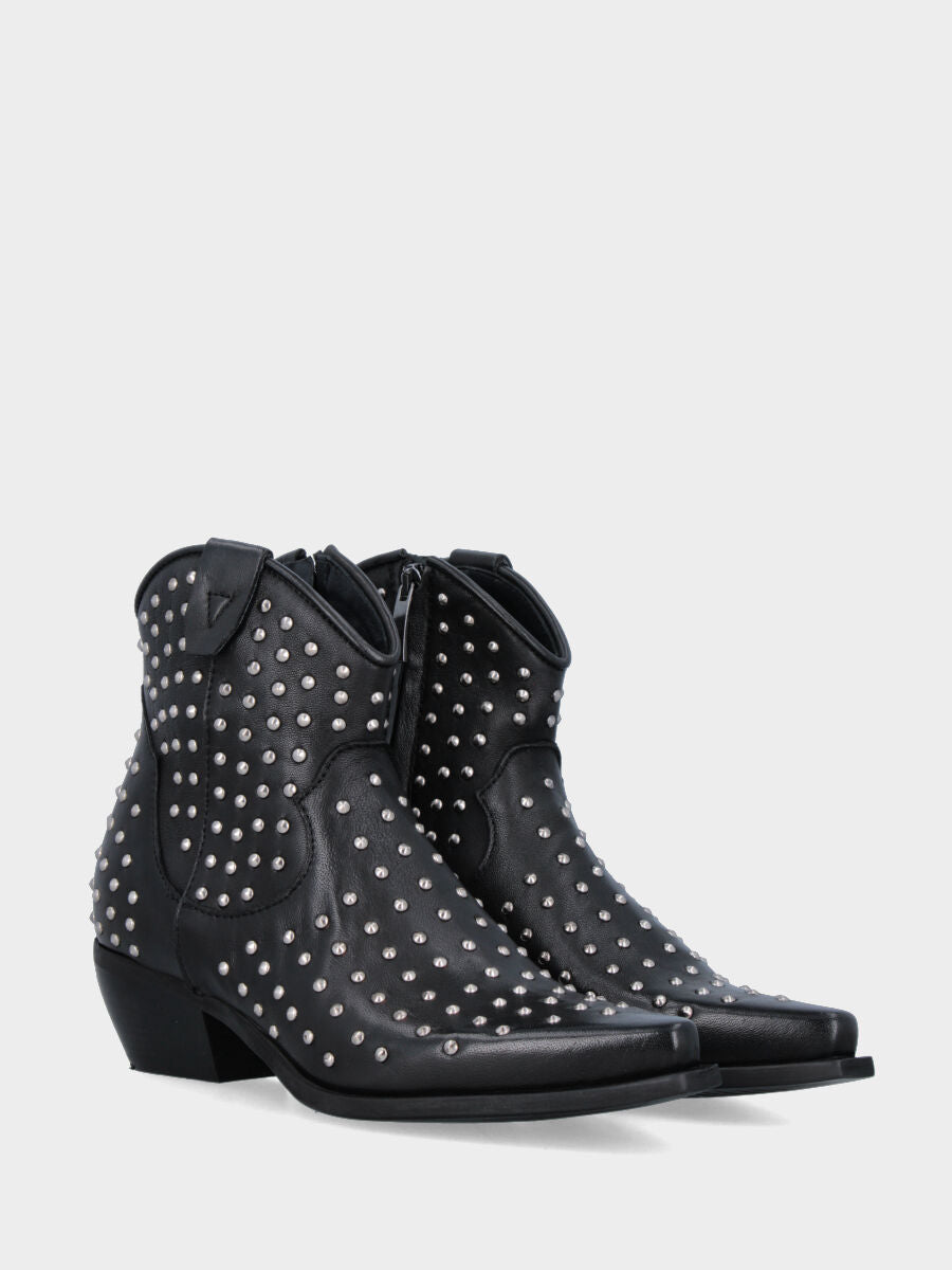 Stivaletto camperos in vitello nero con borchiette metalliche