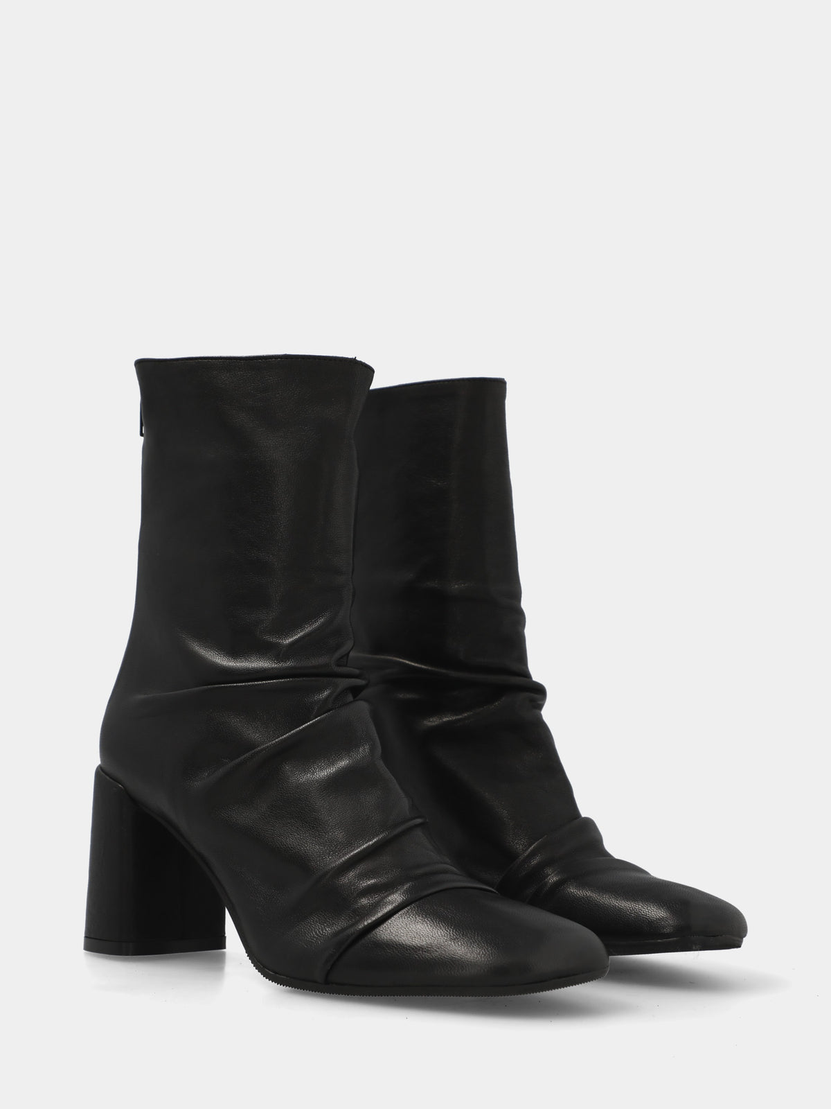 Stivaletto in capra nera con goffrature sul collo