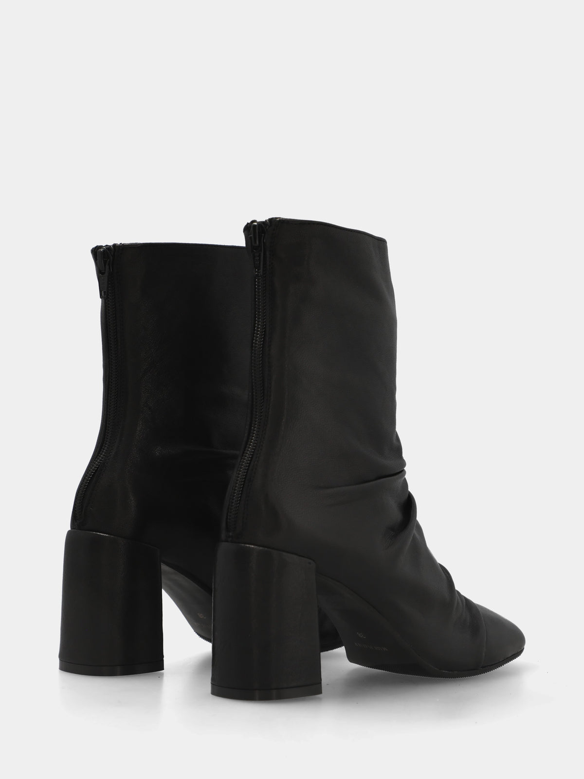 Stivaletto in capra nera con goffrature sul collo