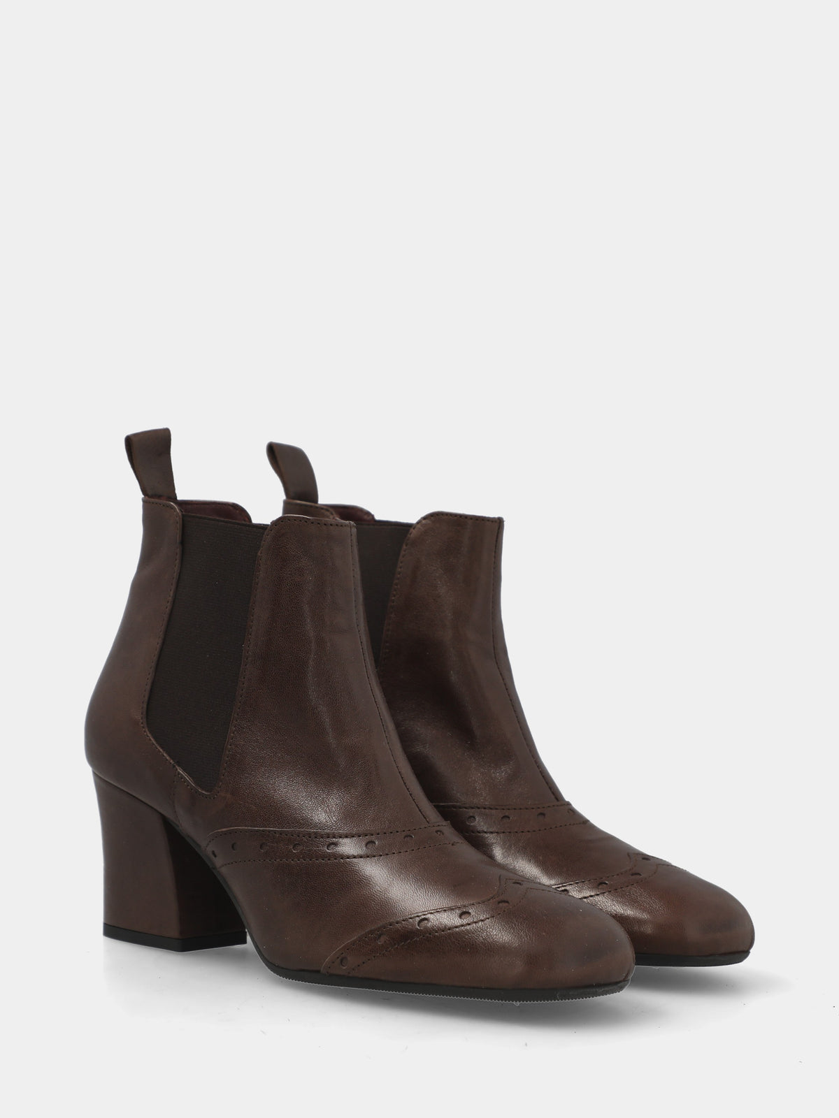 Stivaletto in vitello marrone con bucherellature