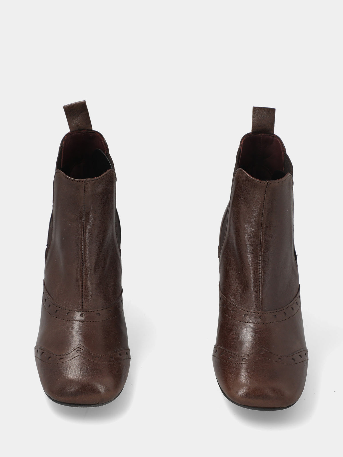 Stivaletto in vitello marrone con bucherellature
