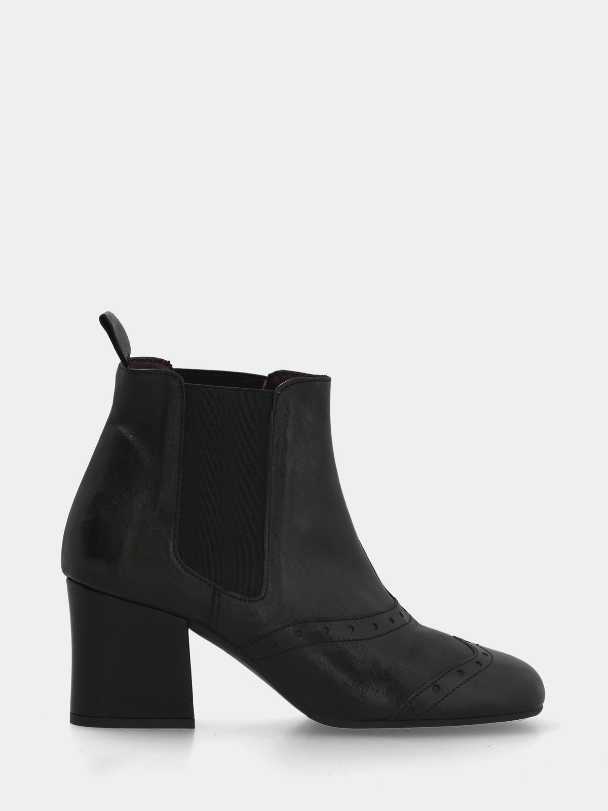 Stivaletto in vitello nero con bucherellature